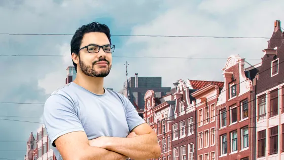 Zelfverzekerde man poseert voor Nederlands straatbeeld