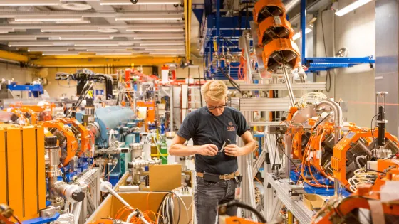 Employee of HFML-FELIX next to equipment