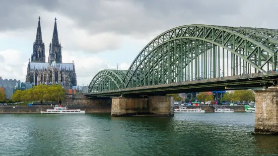 Brug over een rivier en kerk in Keulen, Duitsland
