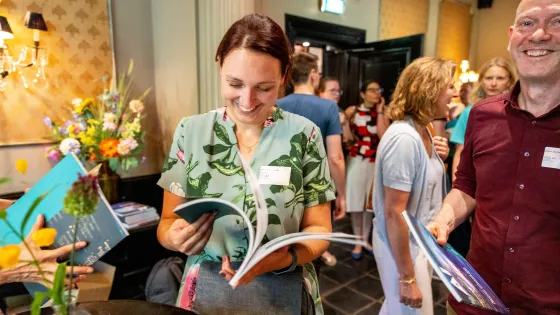 Het referentiekader wordt uitgedeeld.