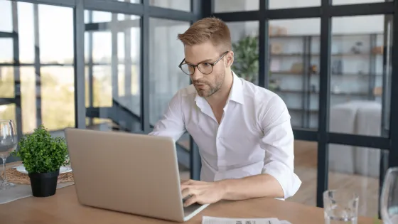 Man aan het typen op laptop