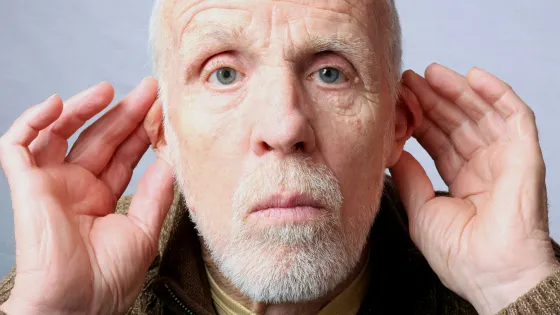 Oude man spits oren