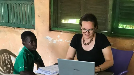 Lieke Stoffelsma en een leerling in Ghana
