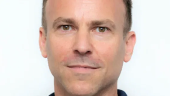 Peter Jonker, portret vooraanzicht tegen lichte achtergrond