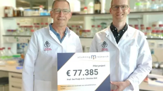Ger Pruijn and Christian Bull receive donation Stichting MS Research