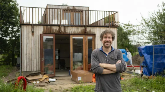 Pim bij zijn bouwproject