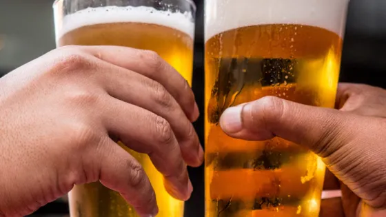 Jongeren zijn sociale drinkers, waarbij de setting de mate bepaalt
