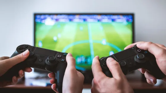 Jongeren die gamen met vrienden bouwen sterkere banden op