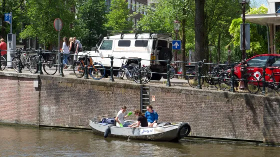 Minder methaan uit Amsterdamse grachten door microben